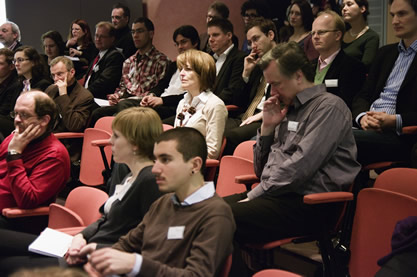 Das Publikum folgt der Vorstellung des Unterstützerprogramms 2010